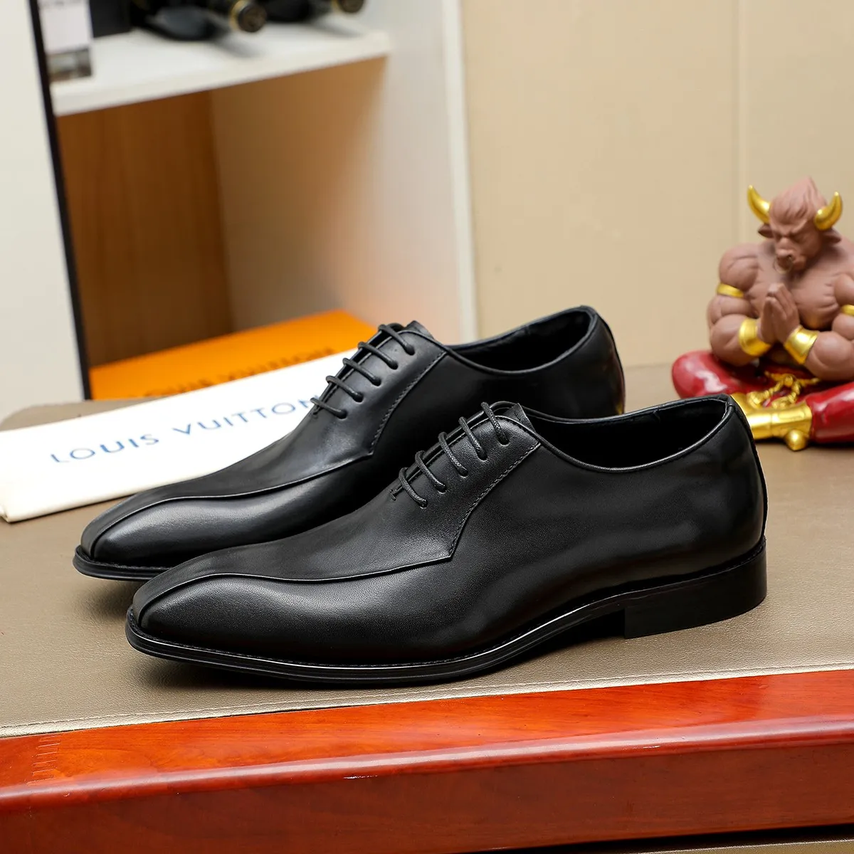 Men's shoes 💰580 💰 Louis Vuitton LV ® Autumn and Winter 🆕 models 🔛Full shoe counter First layer cowhide, 🐂Leather lined casual shoes for men, super soft outsole, essential for driving. Counter synchronization Original first layer cowhide Completely 1:1 mold customization 🌹Top version, 2 colors optional! Number: 38-45 (37.46. Customized)